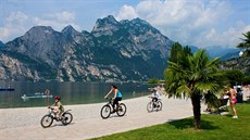 Lago di Garda, cyklisté v Torbole