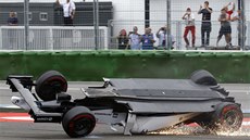 Brazilský pilot Felipe Massa pevrátil svou formuli hned v první zatáce