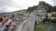 Klidná patnáctá etapa do Nimes provedla peleton Tour de France historickými...