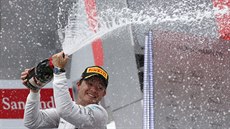 DÉŠŤ ŠAMPAŇSKÉHO. Nico Rosberg řádí na stupních vítězů po triumfu v domácím...