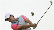 Severoirský golfista Rory McIlroy odpaluje míek na British Open.