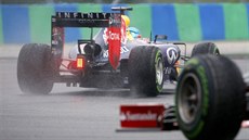 Sebastian Vettel s Red Bullem krouí po mokré trati v závod v Maarsku.