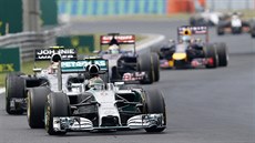Nico Rosberg vede závodní pole ve Velké ceně Maďarska.