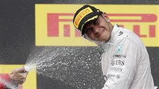 TO JE ZA NIKA. Lewis Hamilton schytává sprkou sektu na stupních vítz v...