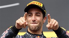 Daniel Ricciardo se raduje z vítzství ve Velké cen Maarska.