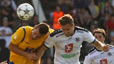 Michael Lüftner (vlevo) z Teplic a Hynek Proke� z Hradce Králové bojují o mí� v...