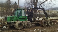 Tai vyjeli do lesa po detích, nechali za sebou hluboké koleje.