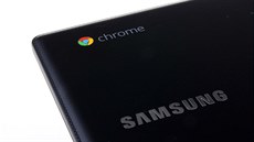Žádný Chromebook se neobejde bez loga Chrome na víku.