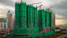 Budovy jsou zabalené do barevného materiálu, který chrání okolní zástavbu a...