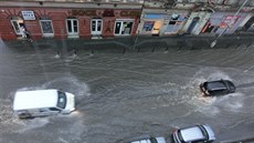 Ulicemi na praském ikov tekly proudy vody (21. 7. 2014).
