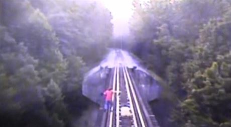Dv eny tsn unikly sráce s vlakem na elezniním mostu v americké Indian.