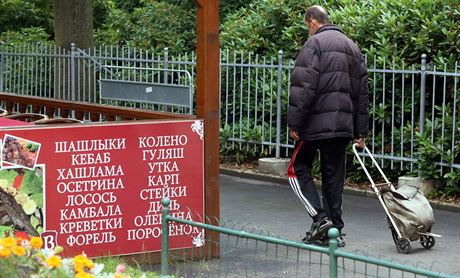 Za pr msc budou npisy nad karlovarskmi obchody v azbuce redukovny:...