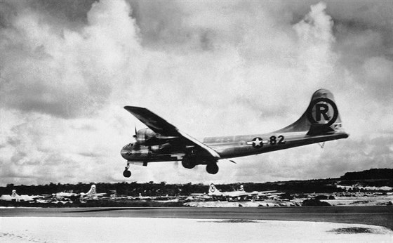 6. srpna 1945. Bombardér B-29 pistává na Severních Marianách poté, co jeho...