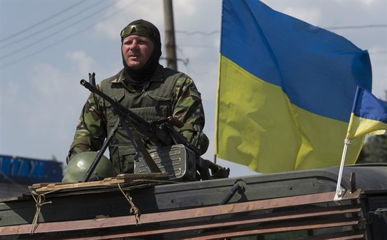Hlídka ukrajinské armády u vesnice Dolbatseve (30. ervence 2014)