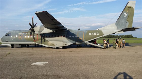 Letoun CASA C-295 M s evakuovanými pracovníky eského a výcarského...