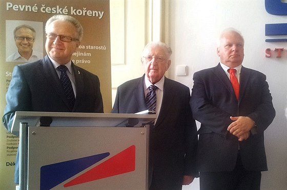 Jan Veleba (vlevo), který byl ještě donedávna předsedou Zemanovců, sponzory komentovat odmítá. Prý o nich nic neví.