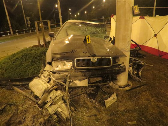 Dvaadvacetiletý řidič Škody Octavia na kruhovém objezdu narazil do sloupu...