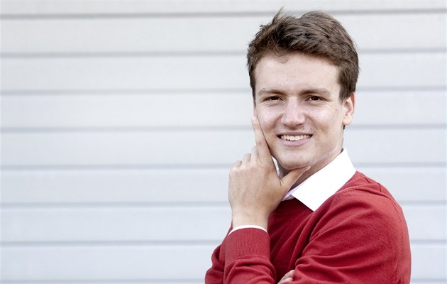 �erstvý maturant z pra�ského gymnázia Tomá� Zahradník se rok a p�l vzd�lával...