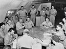 6. srpna 1945, základna Tinian na Severních Marianách. Posádka bombardéru Enola...
