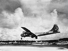 6. srpna 1945. Bombardér B-29 přistává na Severních Marianách poté, co jeho...