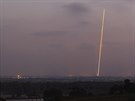 Ohnivá ára za raketou, kterou odpálili ozbrojenci Hamasu z Pásma Gazy (29....