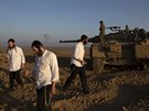 Ortodoxní idé na návtv izraelských voják u hranic Pásma Gazy (29. ervence...