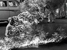 Budhistický mnich Quang Duc se upálil na ulici v Saigonu na protest proti...