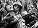 Jihovietnamský mariák drí v náruí svého spolubojovníka, který utrpl váná...