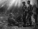 Jihovietnamtí vojáci s americkými poradci odpoívají nad ránem na zaátku...