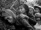 Vietnamské eny a dti se v lednu 1966 krí v bahnitém kanálu poblí Bao Trai,...