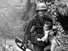 Americký voják odnáí dít z vesnice, na kterou dopadly fosforové bomby....