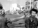 Jihovietnamský generál Nguyen Ngoc Loan stílí na ulici Saigionu do hlavy...