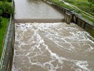 Rozvodnný ervený potok ve Zdicích na Berounsku. (21. ervence 2011)