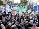 Lidé na veerní protestní akci v Buenos Aires vyjadují podporu své vlád ve...