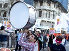 Lidé na veerní protestní akci v Buenos Aires vyjadují podporu své vlád ve...