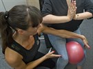Cvik na zpevnní stehenních sval - posadíte se rovn na idli a mezi stehny...