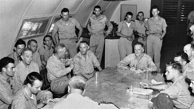 6. srpna 1945, základna Tinian na Severních Marianách. Posádka bombardéru Enola Gay poté, co svrhla atomovou bombu na Hirošimu. Navigátor Theodore Van Kirk sedí vlevo dole na rohu stolu.