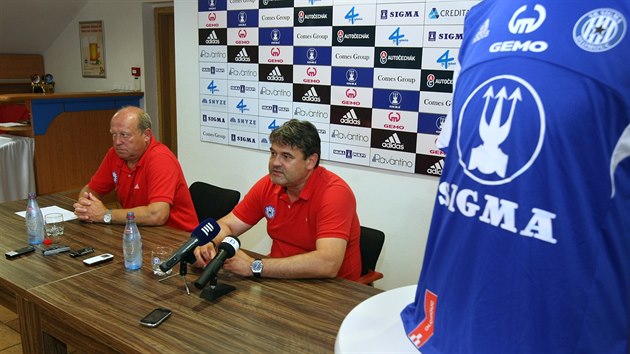 Generln manaer Ladislav Min (vpravo) a trenr Leo Kalvoda chtj Olomouc okamit vrtit do ligy.