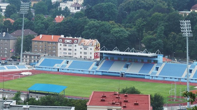 Nov Mstsk stadion v st nad Labem. Fotbalist se konen dokali dstojnho zzem.