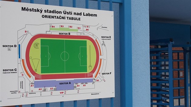 Nov tribuna Mstskho stadionu v st nad Labem. Plnek a turnikety.