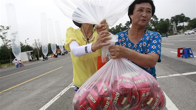 Jihokorejští aktivisté poslali přes hranici do komunistické KLDR tisíce balonků nesoucích oblíbenou pochoutku Severokorejců - jihokorejské čokoládové sušenky Choco Pie (30. července)