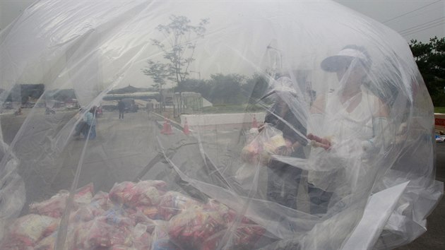 Zhruba 200 aktivistů vypustilo v pohraničním městě Padžu 50 heliem plněných balonků, na nichž bylo upevněno 350 kilogramů sladkostí, včetně 10 tisíc balíčků sušenek Choco Pie (30. července)