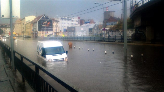 Silný déšť zatopil po poledni ulici Koliště v Brně a ta se stala v obou směrech neprůjezdnou (31. července 2014).