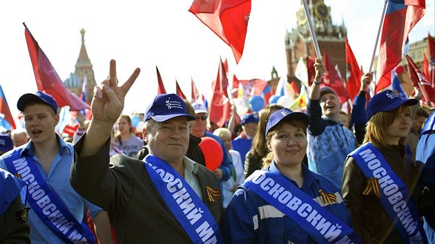 Na moskevské Rudé náměstí dorazilo přes sto tisíc lidí. (1. května 2014)