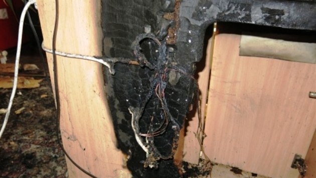 V obývacím pokoji rodinného domu začalo hořet od elektrické šňůry vedoucí k akváriu (29. července 2014).