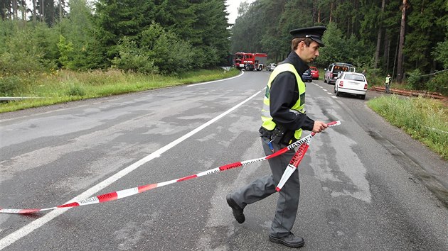 Tragick nehoda se stala po poledni u obce Kmen na Pelhimovsku. Osobn auto se stetlo s nkladnm vozem naloenm pskem. V aut zemeli ti lid.