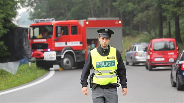 Tragická nehoda se stala po poledni u obce Kámen na Pelhřimovsku. Osobní auto se střetlo s nákladním vozem naloženým pískem. V autě zemřeli tři lidé.
