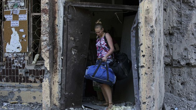 Lid opoutj ponien domy v Doncku (Ukrajina, 29. ervence 2014).