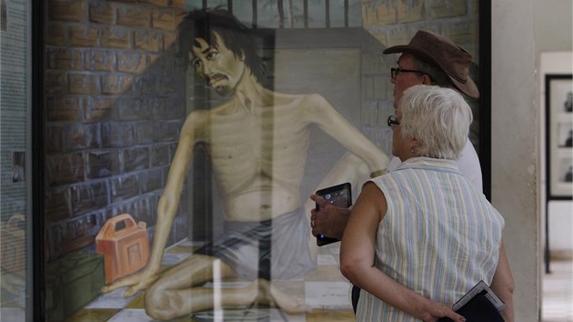 Turist si prohl malbu znzorujc muenho zajatce Rudch Khmr. Muzeum genocidy v Phnompenhu v 70. letech slouilo jako koncentran tbor. Dnes tam jsou vystaveny stovky fotografi obt a dokonce i jejich kosti.