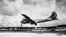 6. srpna 1945. Bombardér B-29 přistává na Severních Marianách poté, co jeho...